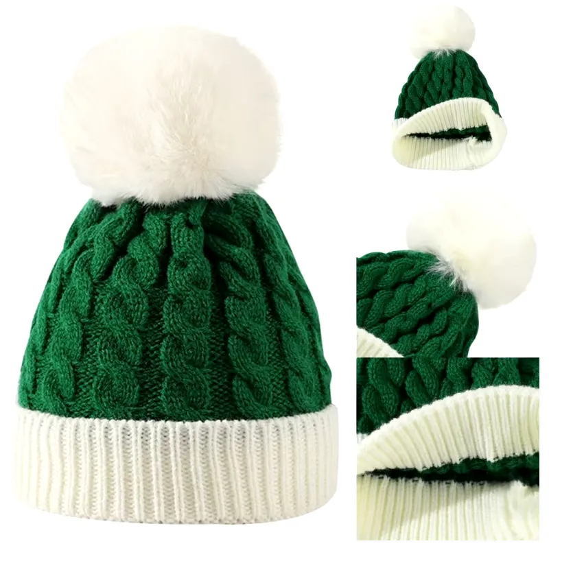 Adults Unisex Christmas Santa PomPom Beanie Hat in Green