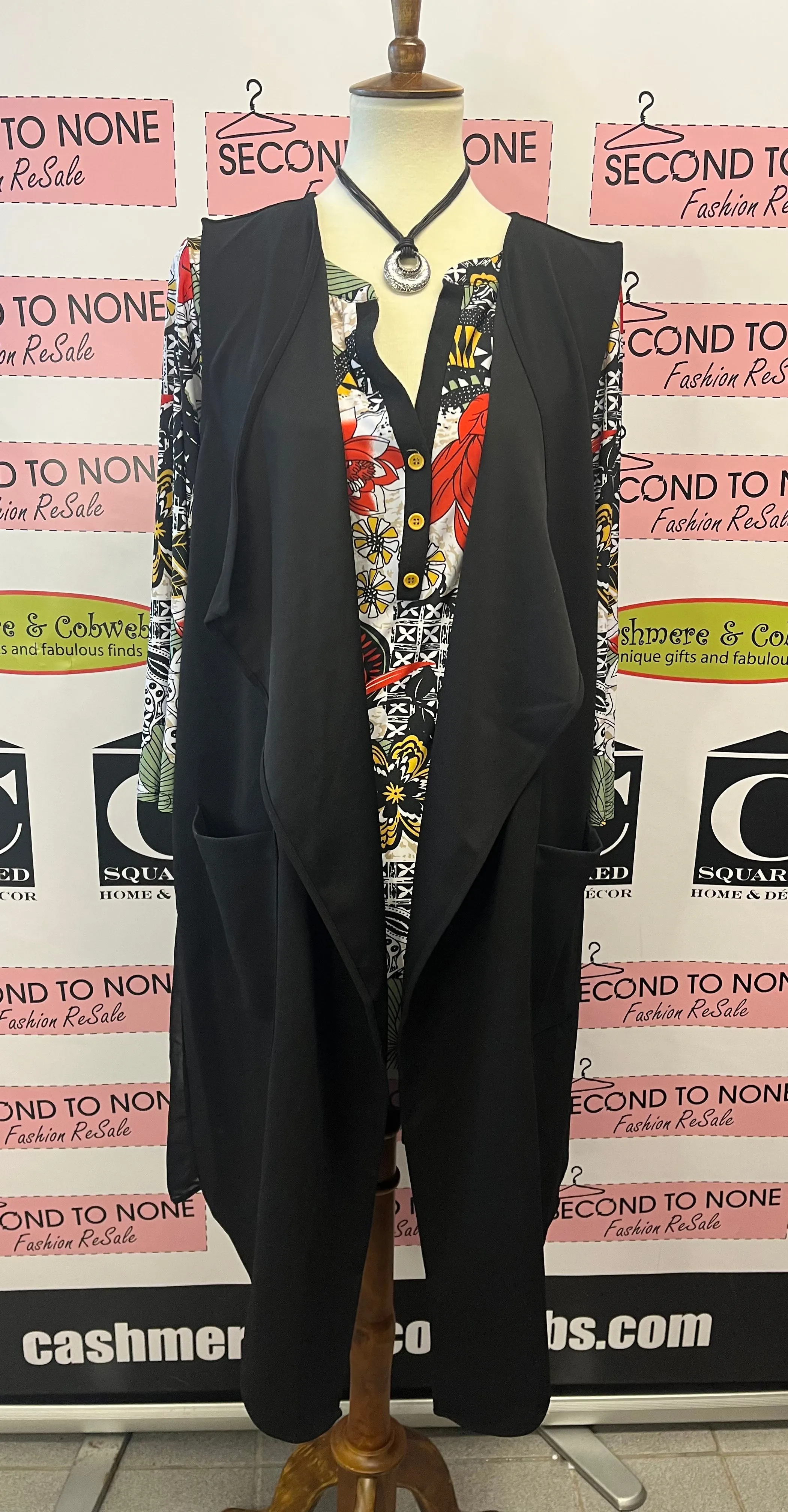 Bold Flower Print Henley Top (Size 1XL)