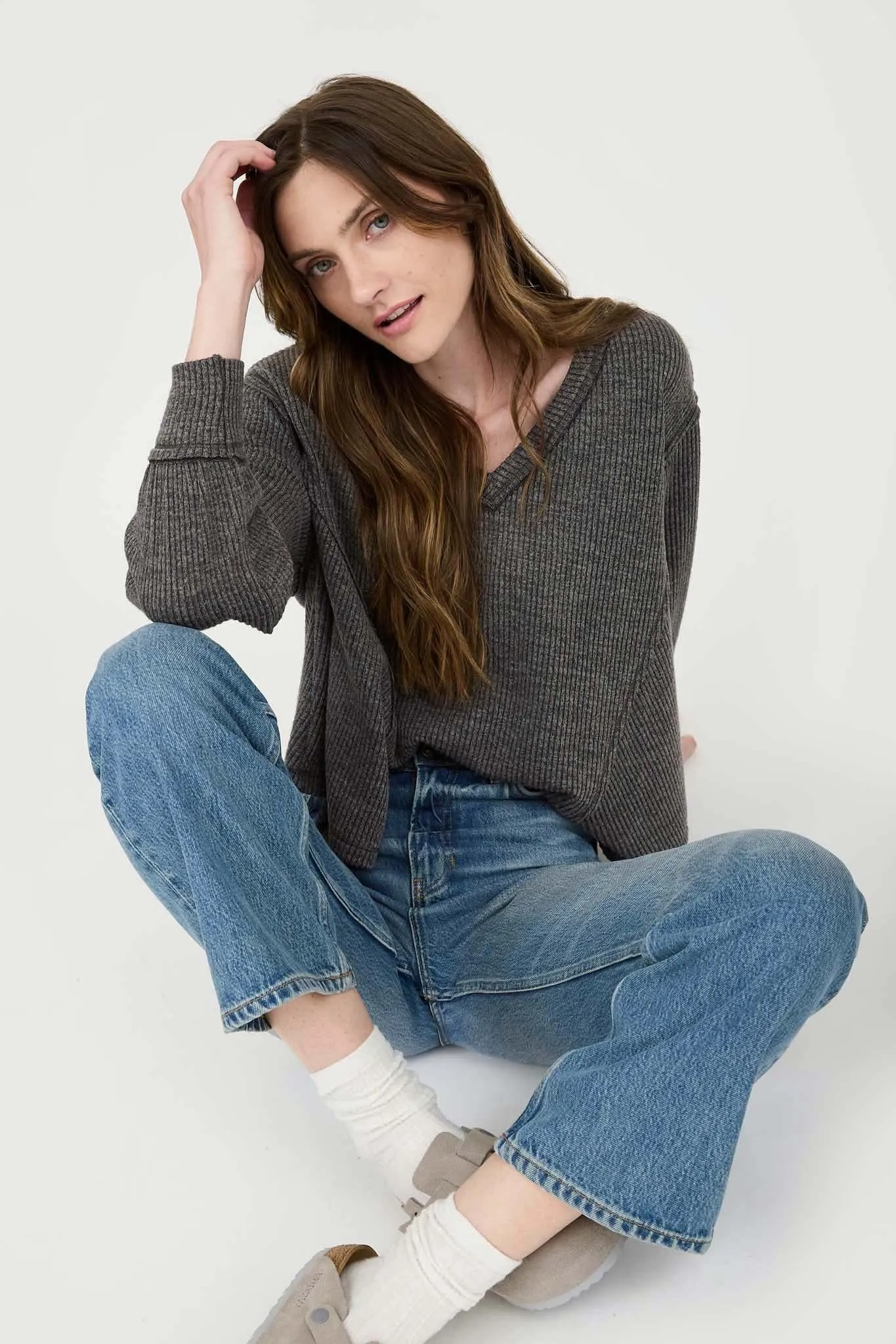 V NECK ASYMMETRICAL HEM LONG SLEEVE KNIT TOP